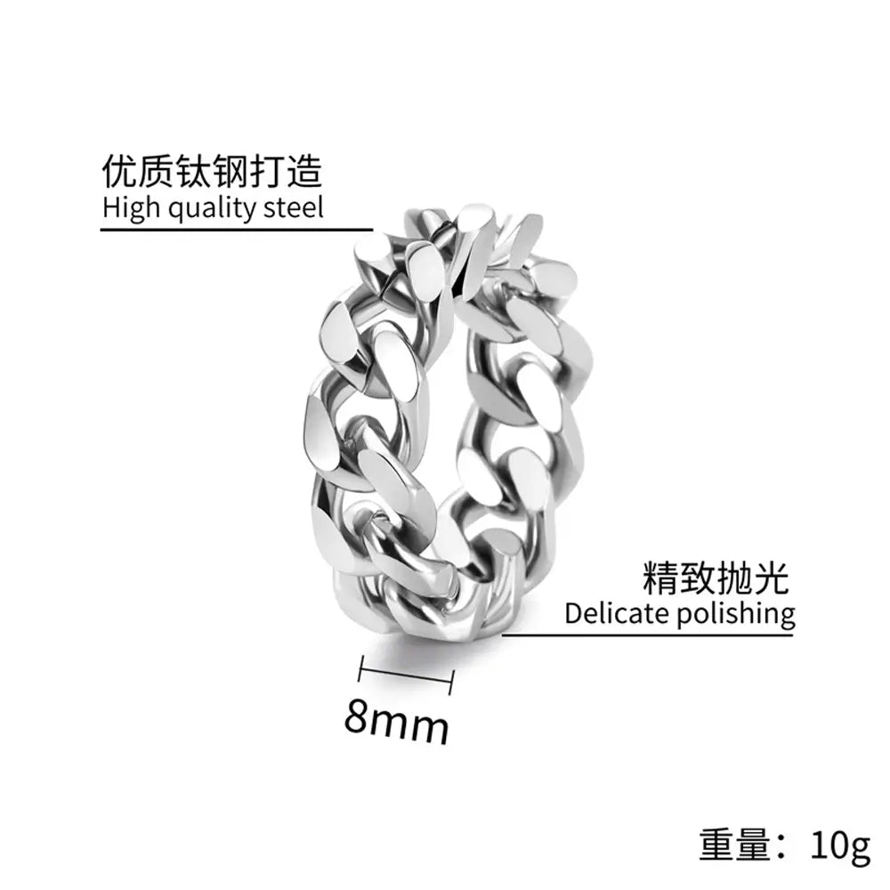 un anillo de cadena cubana de acero titán con acabado plateado elegante, de diseño de eslabones de cadena gruesos y atrevidos, y un pulido delicado