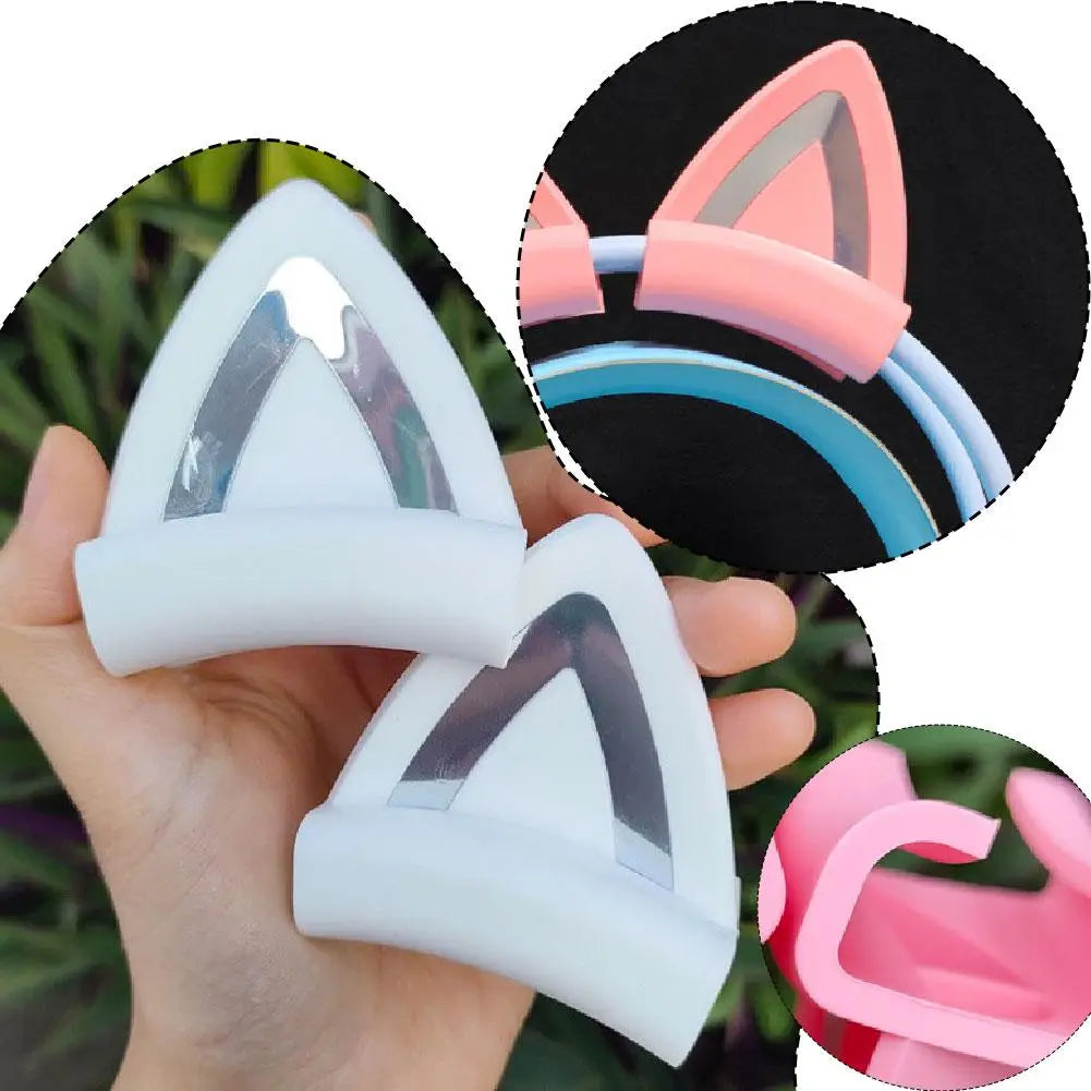 Attaches pour casque avec oreilles de chat en silicone blanc, avec panneaux internes argentés réfléchissants, sont illustrées.