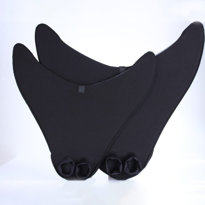 Schwarze Neopren-Erwachsenen-Meerjungfrauen-Schwimmflossen Trainingsflipper mit schlankem, gebogenem Design und drei kreisförmigen Fußtaschen jeweils.