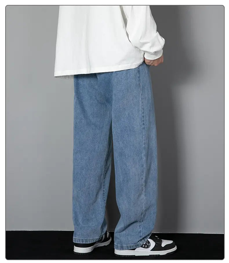Herren-Casual-Jeans in geradem Schnitt mit weitem Bein aus hell gewaschenem Denim mit entspannter, gerader Silhouette für den Alltag.