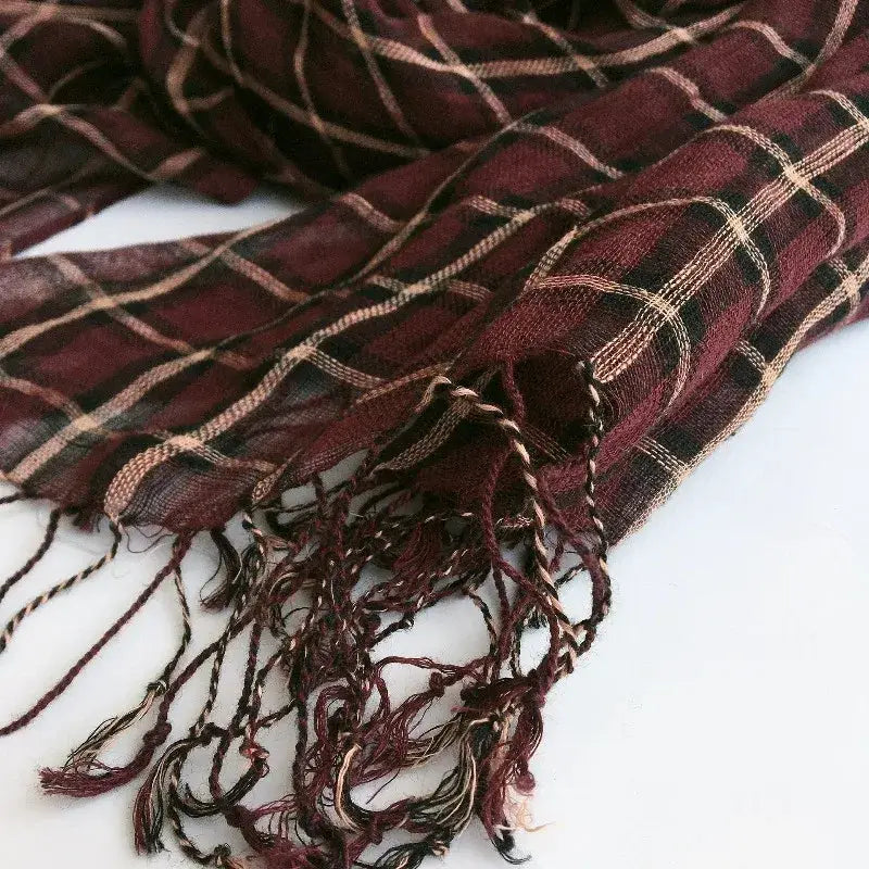 Bufanda para mujer de cuadros burdeos y beige, con bordes con flecos, larga, tipo chal envolvente tejido en punto ligero.