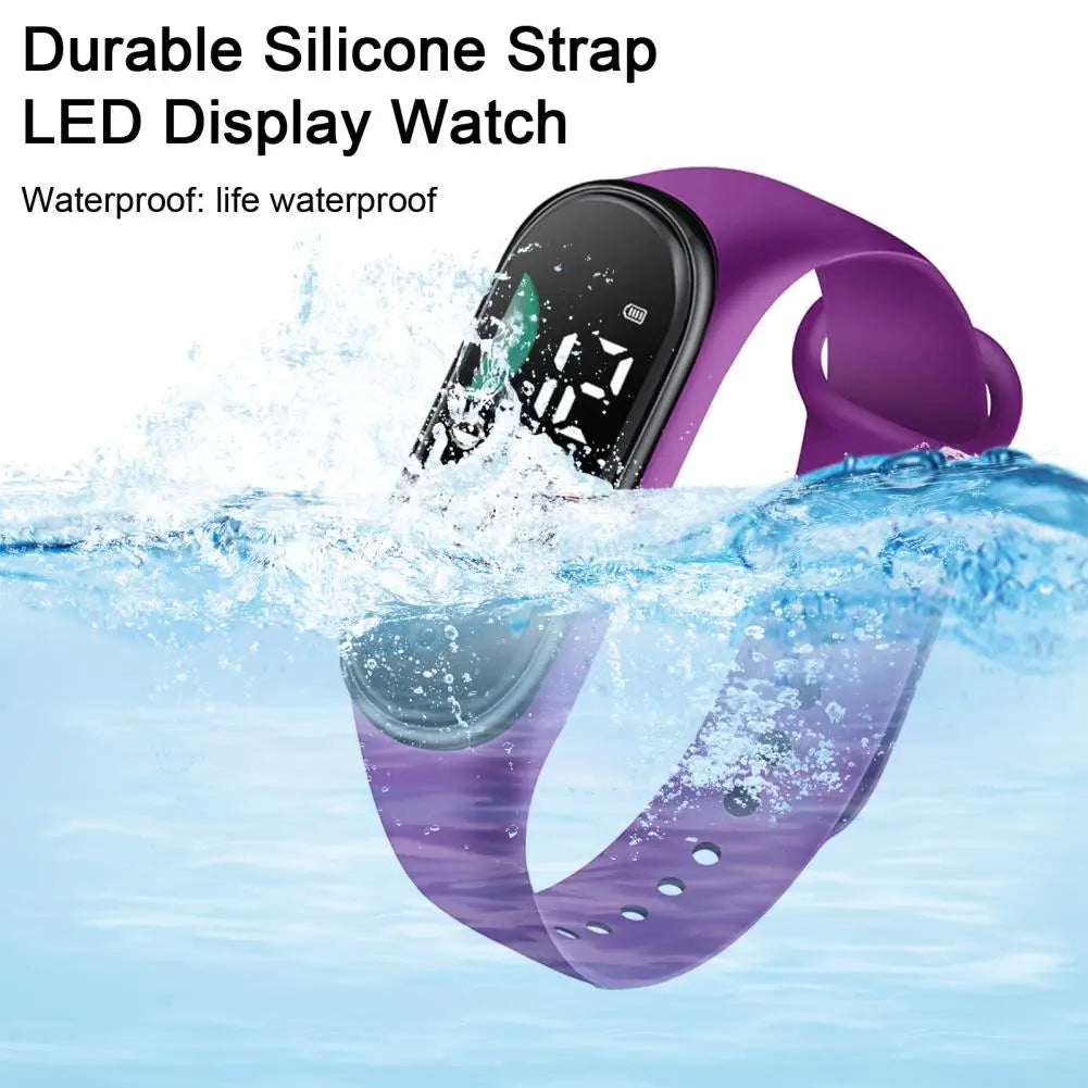 Reloj electrónico con correa de silicona morada con pantalla de letra grande y pantalla digital negra, diseñado para deportes e impermeable.