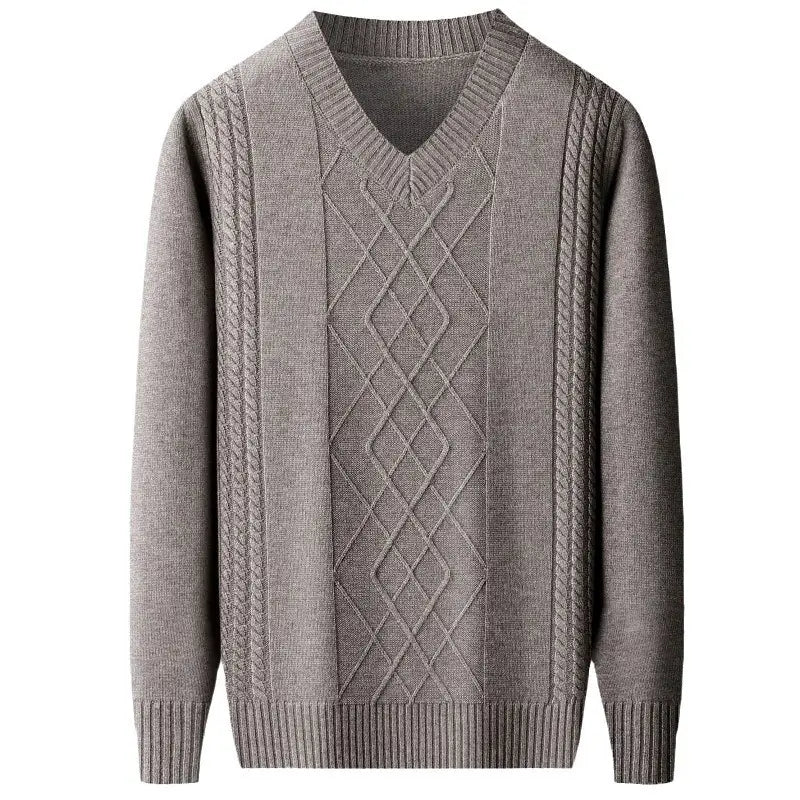 Herren-V-Ausschnitt-Strickpullover in Grau mit aufwendigen Zopfmustern und gerippten Bündchen, entworfen als lässiger Winterpullover.