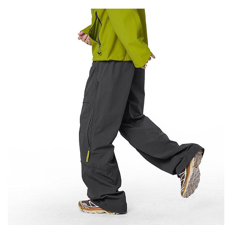 pantalones cargo impermeables de senderismo en gris oscuro, con múltiples bolsillos con cremallera y un ajuste cónico relajado, diseñados para un rendimiento de secado rápido.