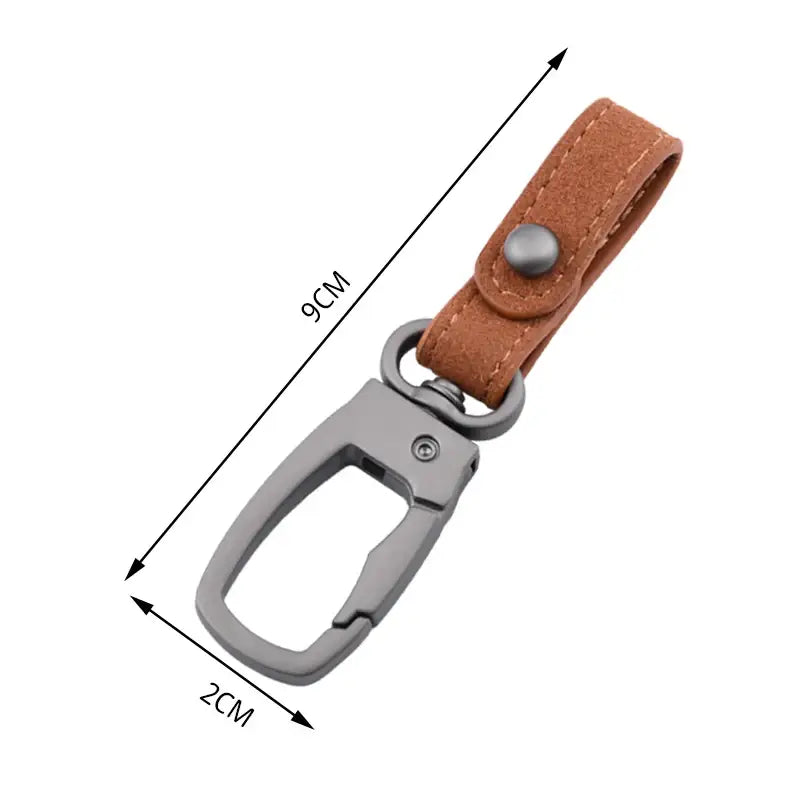 Brauner Lederbandschlüsselanhänger mit einem silbertönigen Metall-Karabinerhaken als Organizer für Autotasten.