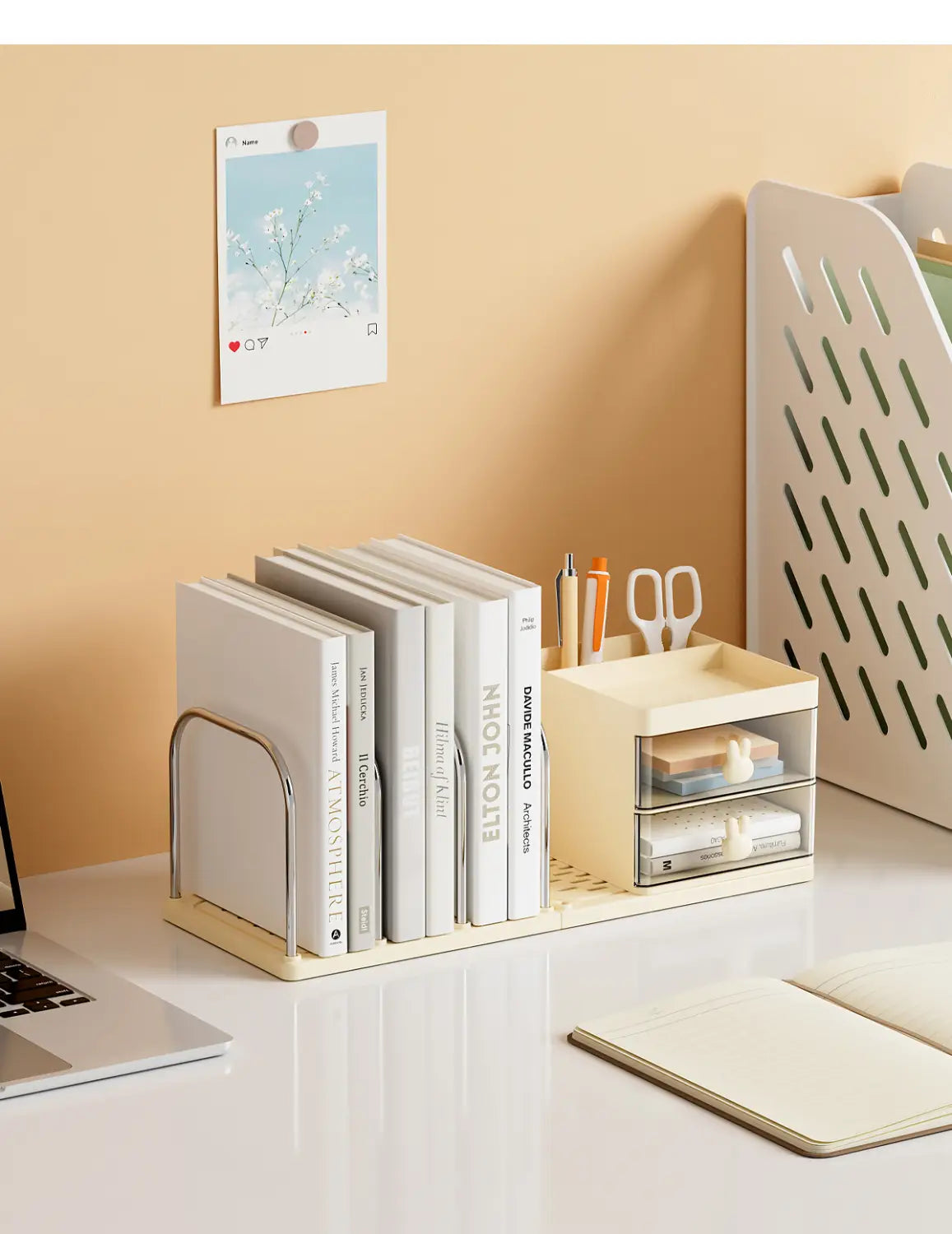 Organisateur de bureau en plastique de couleur crème pour livres avec horloge, deux tiroirs transparents et un porte-stylos intégré.