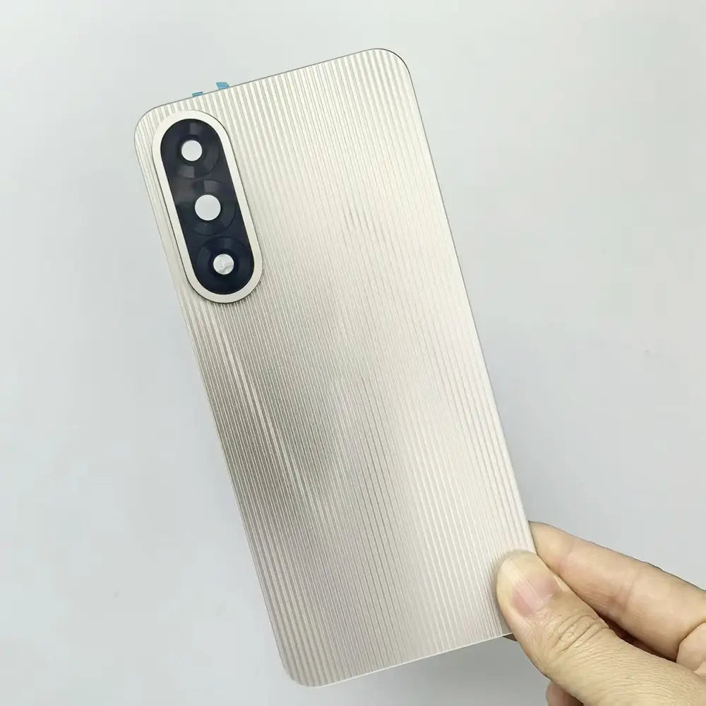 シルバーの質感素材を使用した「OnePlus Nord 5」用ガラス背面カバー。縦方向のブラッシュ仕上げとブラックのカメラレンズモジュールを備え、背面交換用アクセサリーとして設計されています。