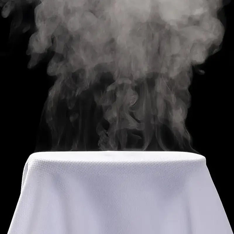 Un débardeur de sport pour homme en tissu texturé blanc, à séchage rapide, dégage de la fumée grise sur un fond noir.