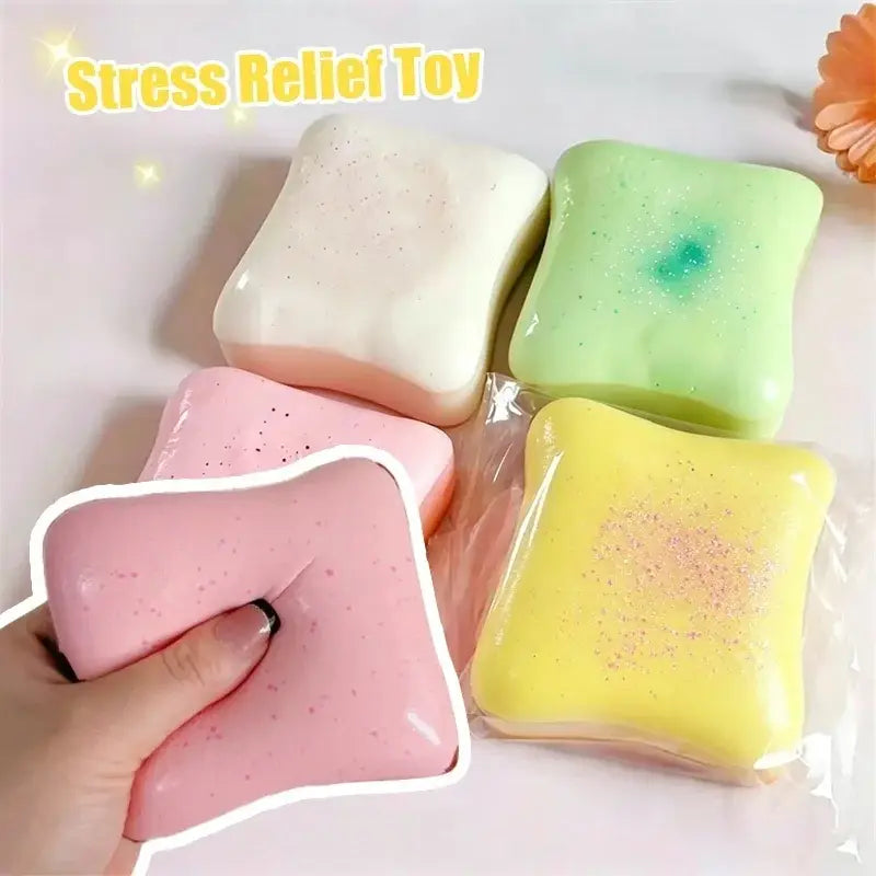 Jouet anti-stress en forme de toast moelleux rose, couleur macaron, avec une surface lisse légèrement brillante et des micro-perforations discrètes pour soulager le stress.