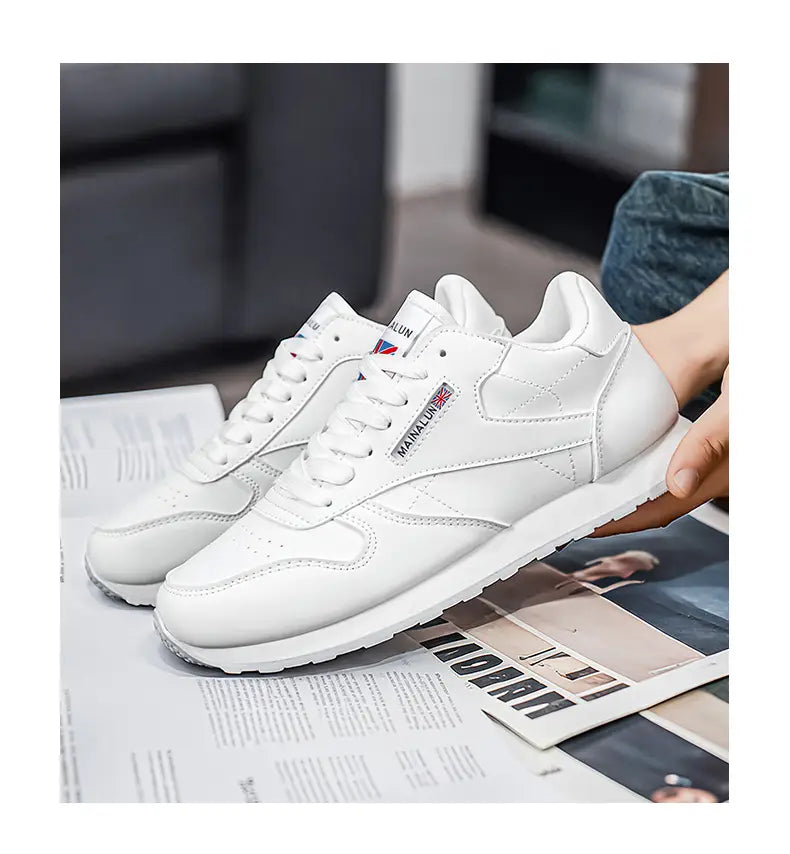 Herren-Freizeitsneaker aus weißem Leder, Sportschuhe mit klassischem Design und dezenten Markenzeichen an der Seite.