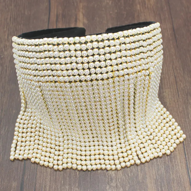 Bandeau glamour en perles nacrées et strass blanc cassé, avec un design de frange dégradée comportant des rangées de petites perles serties sur une monture ton métal doré, pour une élégance de mariée.