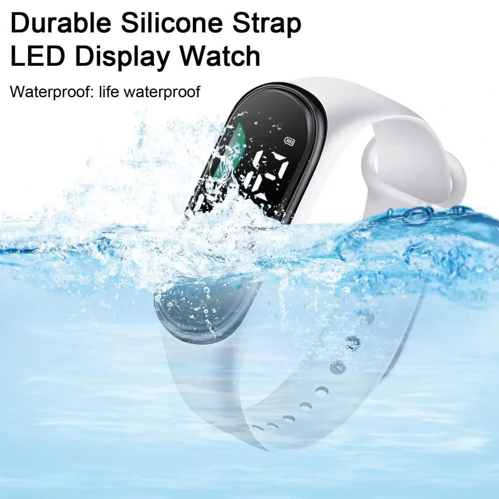 Reloj electrónico con correa de silicona blanca con pantalla de letra grande y pantalla digital negra, diseñado como reloj deportivo digital impermeable.