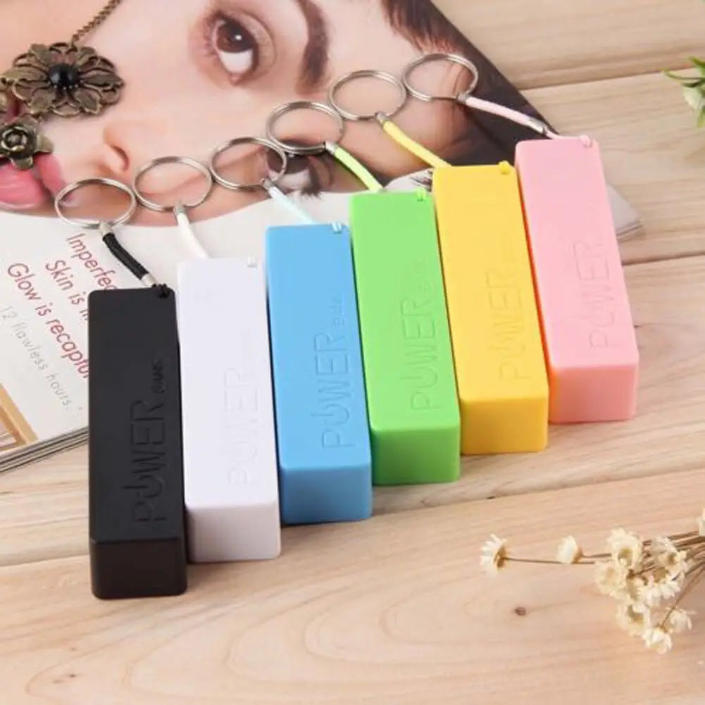 ein Set farbenfroher rechteckiger tragbarer Powerbanks in Schwarz, Weiß, Blau, Grün, Gelb und Pink, ausgelegt für eine 18650-Batterie, mit Micro-USB-Konnektivität für den tragbaren Strombedarf