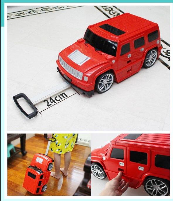 Roter Kunststoff Kinderfahrzeug im Hummer-Stil auf einem ferngesteuerten Gepäckkoffer mit silbernen Felgen und schwarzen Fenstern, gestaltet um wie ein Spielzeugfahrzeug zu wirken.