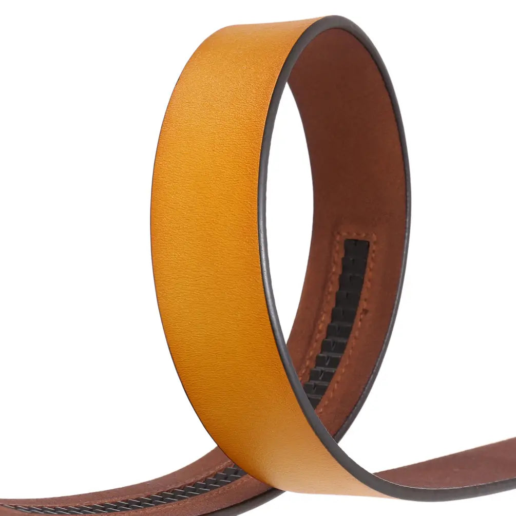 Une ceinture à cliquet en cuir jaune moutarde pour homme, sangle sans trous, 3,5 cm, avec un intérieur brun foncé contrastant et des coutures noires le long des bords.