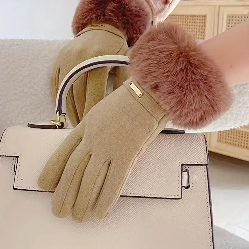 Beige Wildleder-Damen-Touchscreen-Winterhandschuhe mit flauschigen rosa Kunstfellbündchen und einer goldfarbenen Schließe, ausgelegt für einen windabweisenden Einsatz.