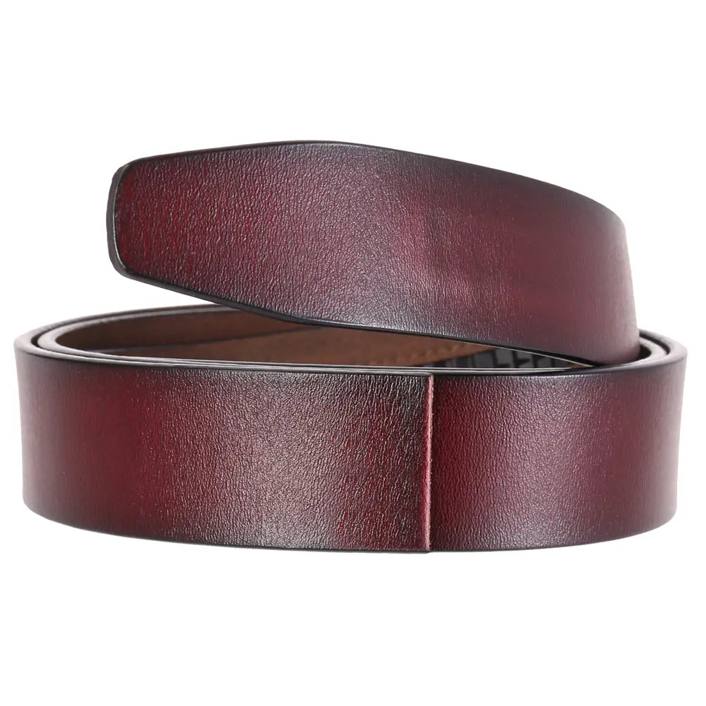 Une ceinture en cuir à cliquet pour homme en bordeaux riche avec une surface lisse légèrement texturée et une sangle sans trous mesurant 3,5 cm.