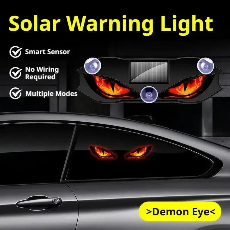 Lampe d’avertissement solaire noire avec motif d’œil de démon et yeux rouge-orange éclairés, équipées de ventouses pour un montage aisé sur les vitres de voiture.
