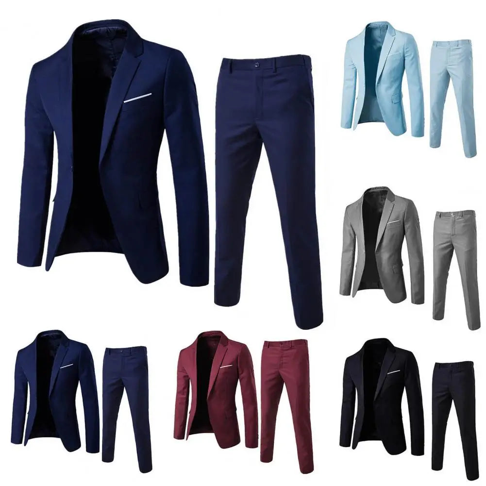 Traje entallado color azul marino, de color sólido, de manga larga y corte slim fit, con pantalones a juego y un sutil detalle de pañuelo de bolsillo blanco, con largo de pantalones preciso para ocasiones formales.