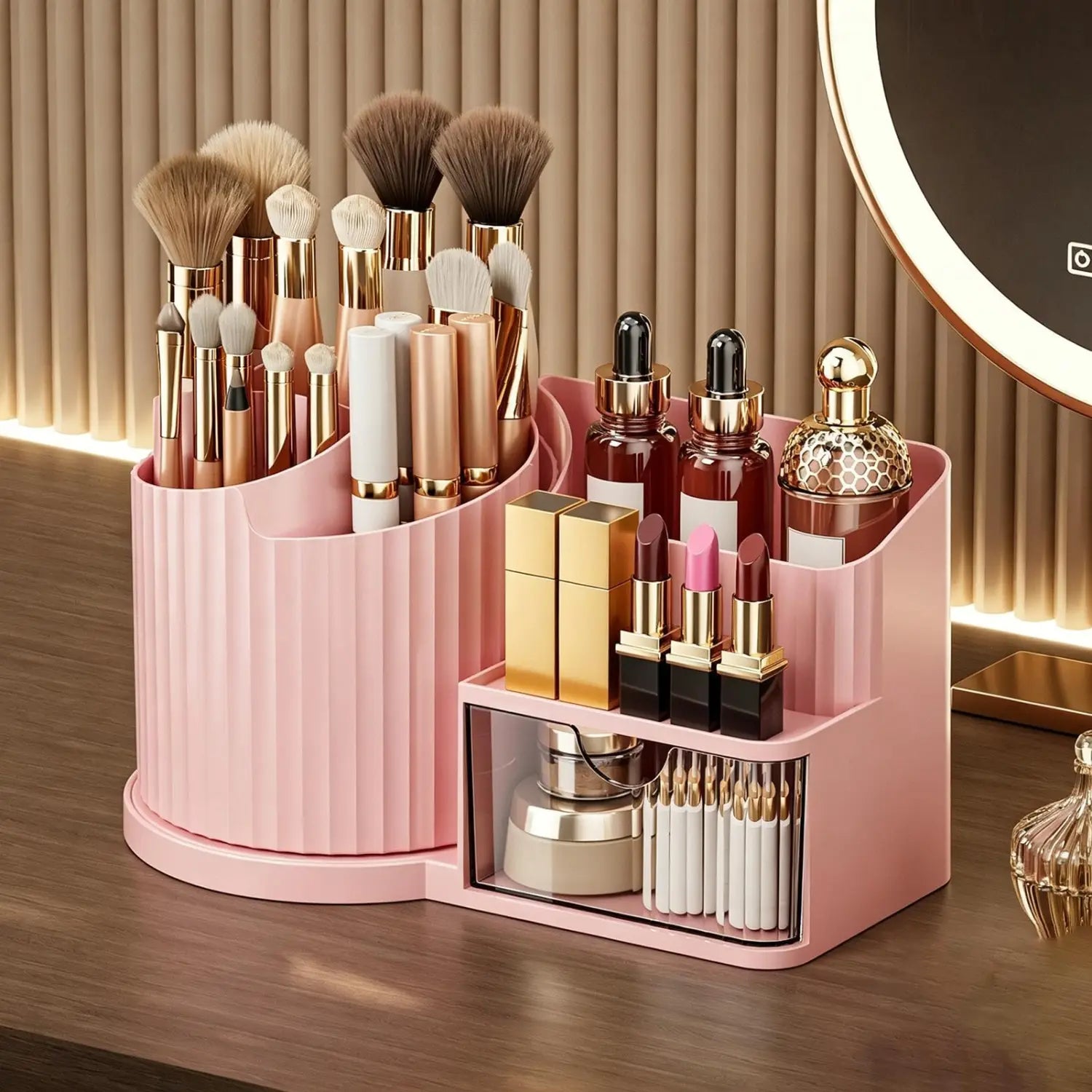 Rosa Kunststoff-Make-up-Organizer mit großem Fassungsvermögen, mit vertikalen Rillen, einem drehbaren Pinsel-Fach sowie gestuften Bereichen für Lippenstifte, Fläschchen und kompakte Aufbewahrung – ideal für die Nutzung als Make-up-Organizer am Waschtisch.