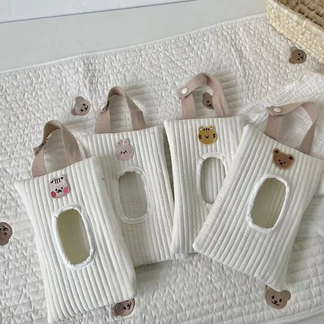 刺繍入りのクマのフェイスとベージュの布製ハンドルを備えた、白のコーデュロイのキルティングベビーカーティッシュホルダー兼ウェットワイプ用ポーチ