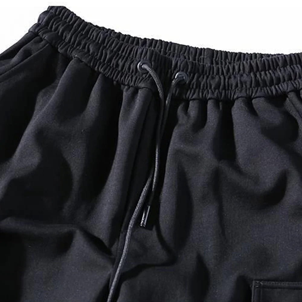 Herren schwarze Cargo-Jogginghosen mit weich strukturierter Stoffqualität, elastischem Bund, Kordelzug und mehreren Taschen für den Freizeitgebrauch.