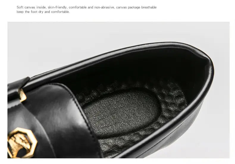Herren-Lederslipper im eleganten Stil in Schwarz mit einem goldfarbenen sechseckigen Logo an der Seite.