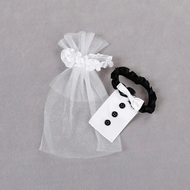 Bolsa de tul blanco para la novia y el novio con cubiertas de copas de vino, con moño fruncido y detalle de botón negro.