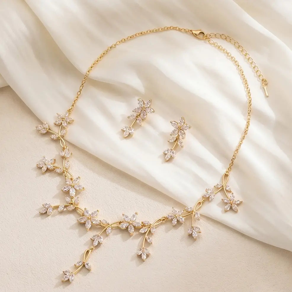 Kristall-Brautkettchen- und Ohrring-Set mit einem goldfarbenen Vindikdesign, verziert mit funkelnden, klaren Kristallen.