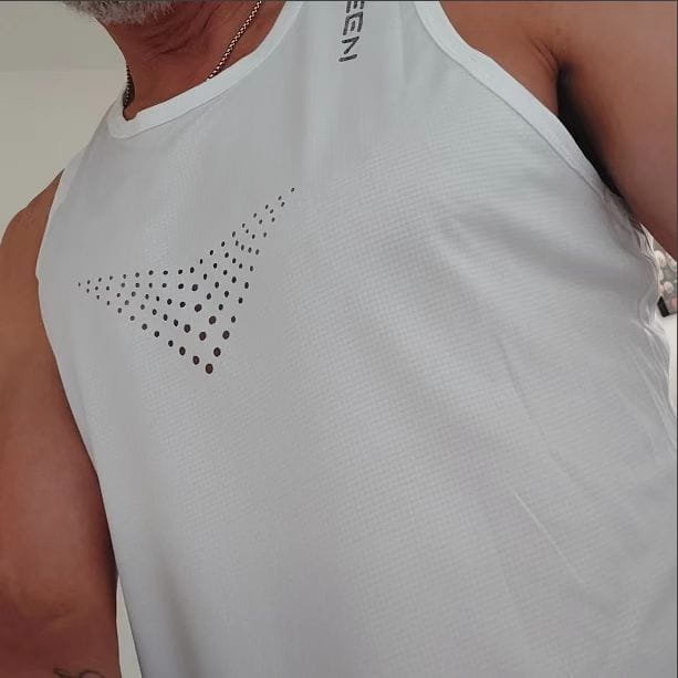 Chaleco para correr de hombre blanco sin mangas, con tejido transpirable de secado rápido, con un diseño triangular negro punteado en el pecho y logotipo Neen a lo largo del escote.