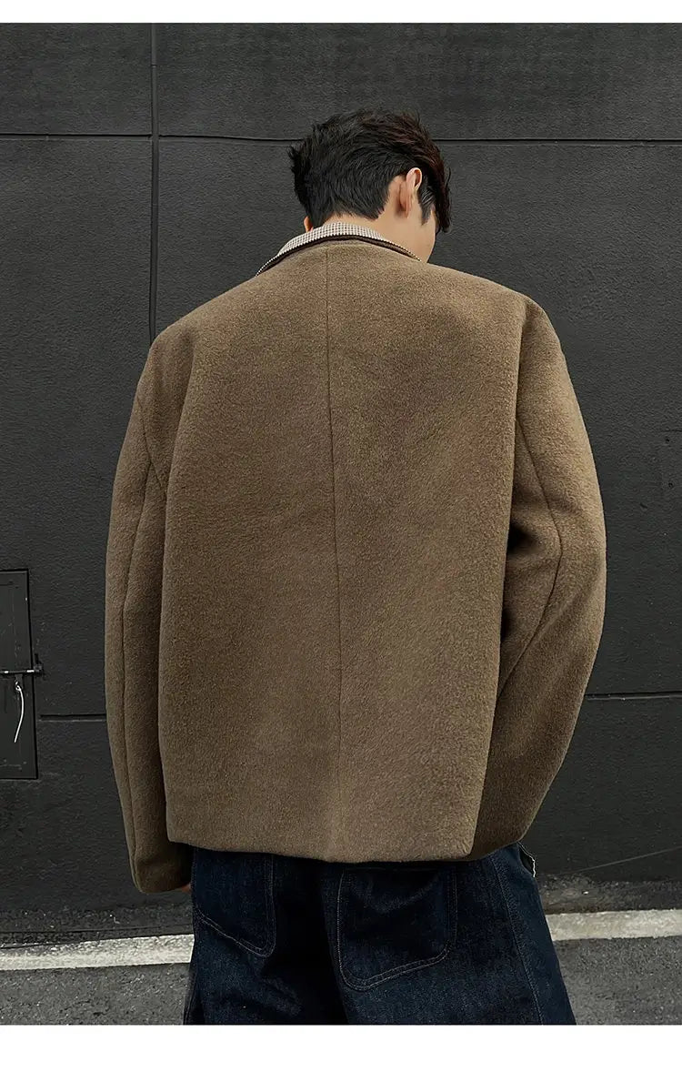 Une veste d’hiver en laine marron surdimensionnée et confortable, avec une finition texturée douce et un col classique pour homme.
