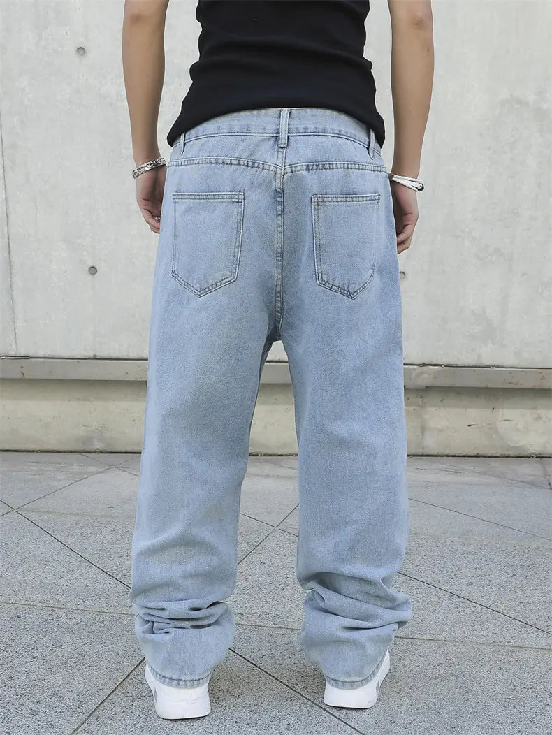 Jeans en denim Y2K hommes ample à jambe large en coton denim clair, avec coupe décontractée et revers retroussés.