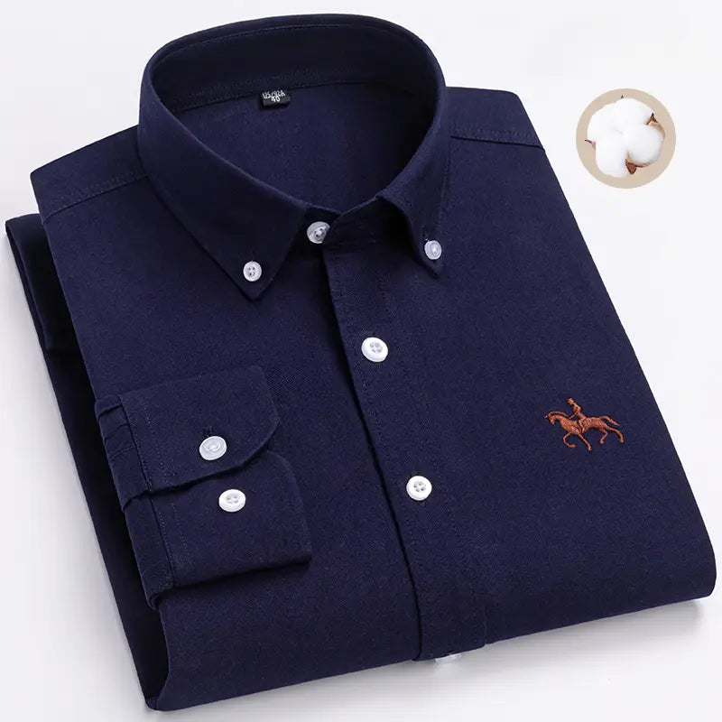 Chemise pour homme en oxford à coupe ajustée 100 % coton en bleu marine, avec des boutons blancs et un logo de cheval marron brodé sur la poitrine.