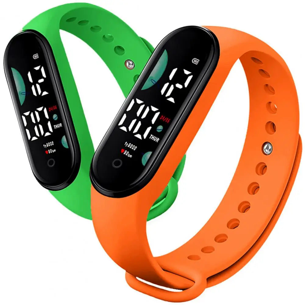 Relojes electrónicos naranja y verde con pantallas de letra grande y pantallas negras que muestran la hora, la fecha y el conteo de pasos, diseñados como relojes deportivos digitales impermeables.