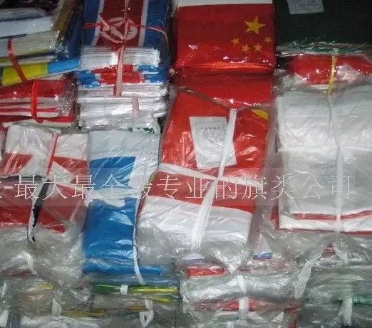 Stapeln verpackter chinesischer Nationalflaggen in Rot mit gelben Sternen und weißen Rändern, zusammen mit einer Stangenhülse dargestellt, in einem mit „Deutschland-Flagge“ betitelten Produkt