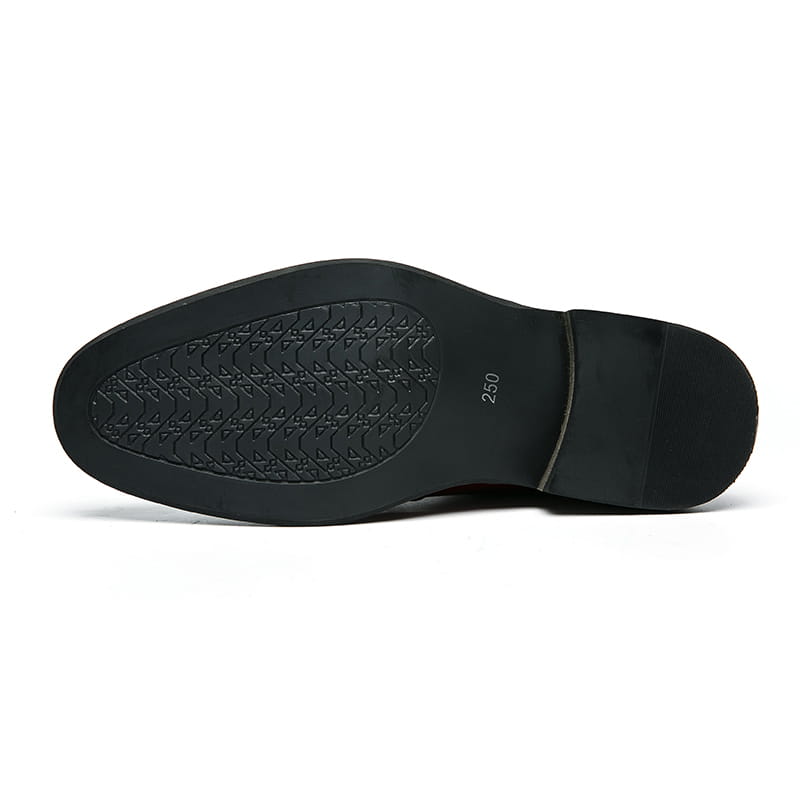 Schwarze Gummisohle mit strukturierter Musterlaufsohle und eingeprägter Nummer 250 nahe der Ferse der gezeigten Herren glänzende Lackleder-Kleiderschuhe von der Rückseite.