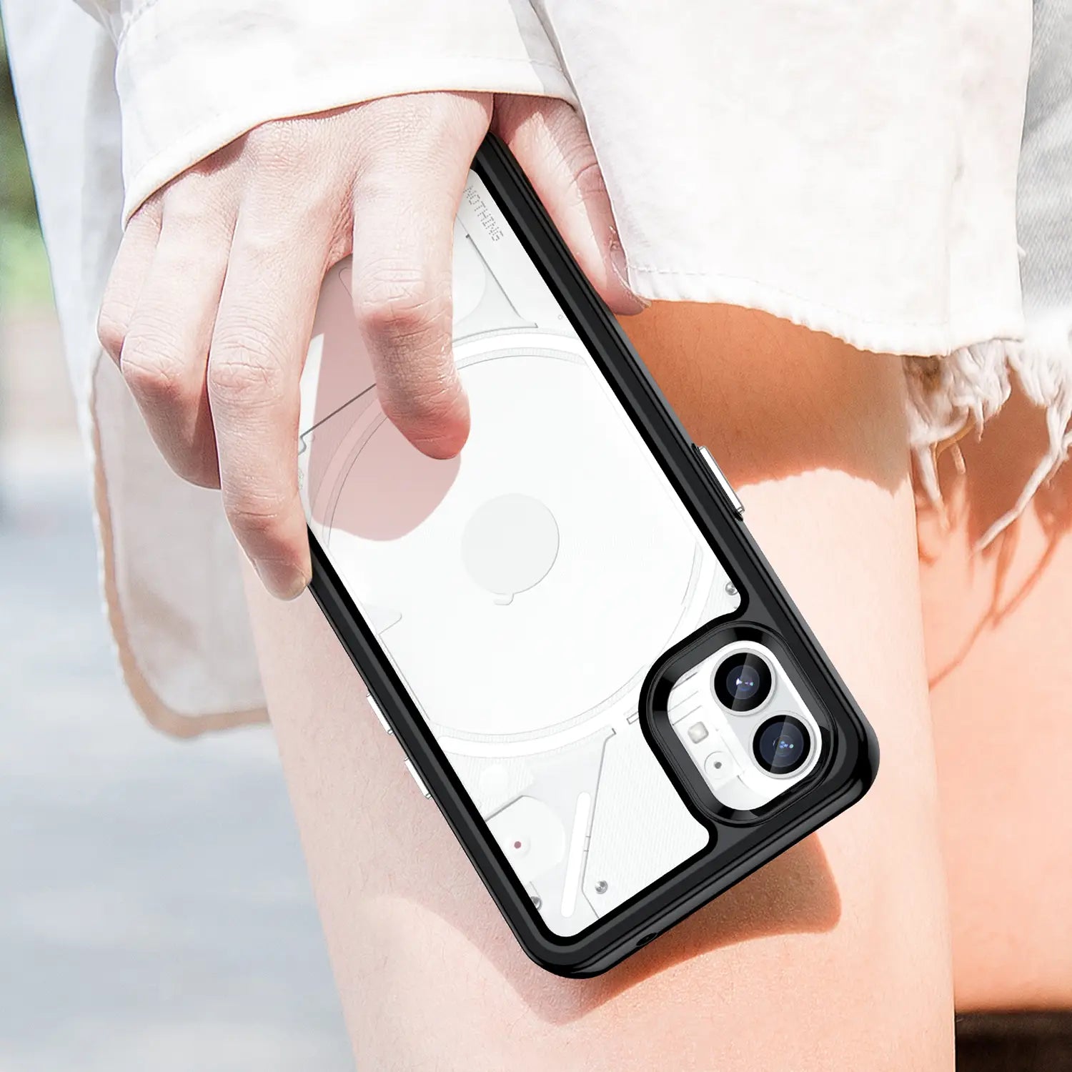 coque de protection noire avec motifs géométriques circulaires et angulaires blancs, présentés depuis l’arrière, conçue pour l’étui transparent rose de Nothing Phone 1