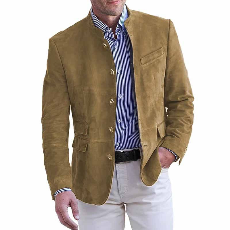 Ein beigefarbener Herren-Einreiher-Wildlederblazer mit Steh-Mandarin-Kragen und goldfarbenen Knöpfen.