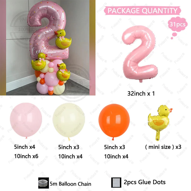 Globo en forma de número dos metálico rosa adornado con decoraciones de goma de pato amarillo, del conjunto de globos de cumpleaños con pato número 2