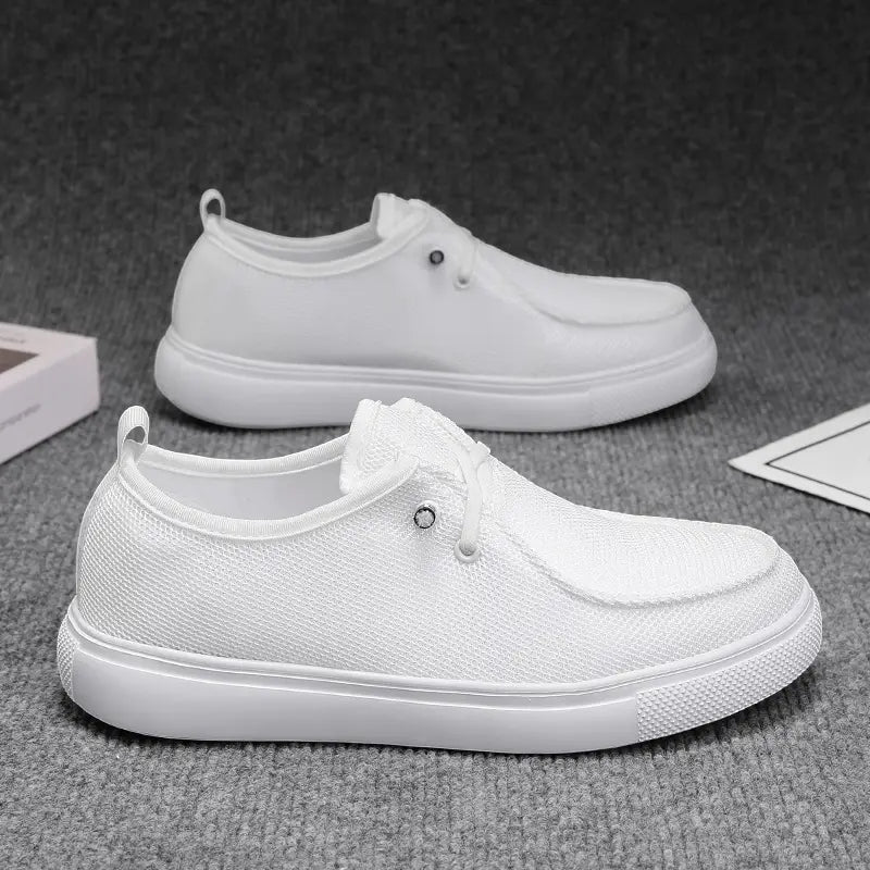 Chaussures de type mocassins décontractées pour hommes, baskets en toile blanche au design minimaliste et épuré, avec des semelles en caoutchouc blanc épaisses.