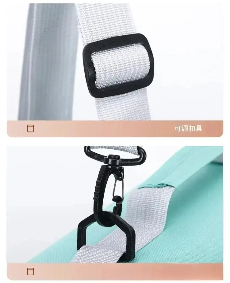 Boucle en plastique noire réglable et clip mousqueton fixés à une sangle tissée gris clair sur un sac bandoulière de transport pour animaux en maille respirante.