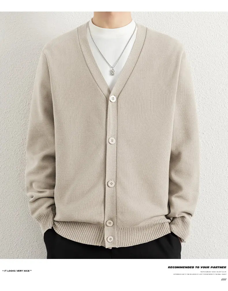 Beiger gerippter Strick-Herren-Cardigan mit V-Ausschnitt und passenden Knöpfen, Knopfleiste, gefertigt aus weichem Strickmaterial.