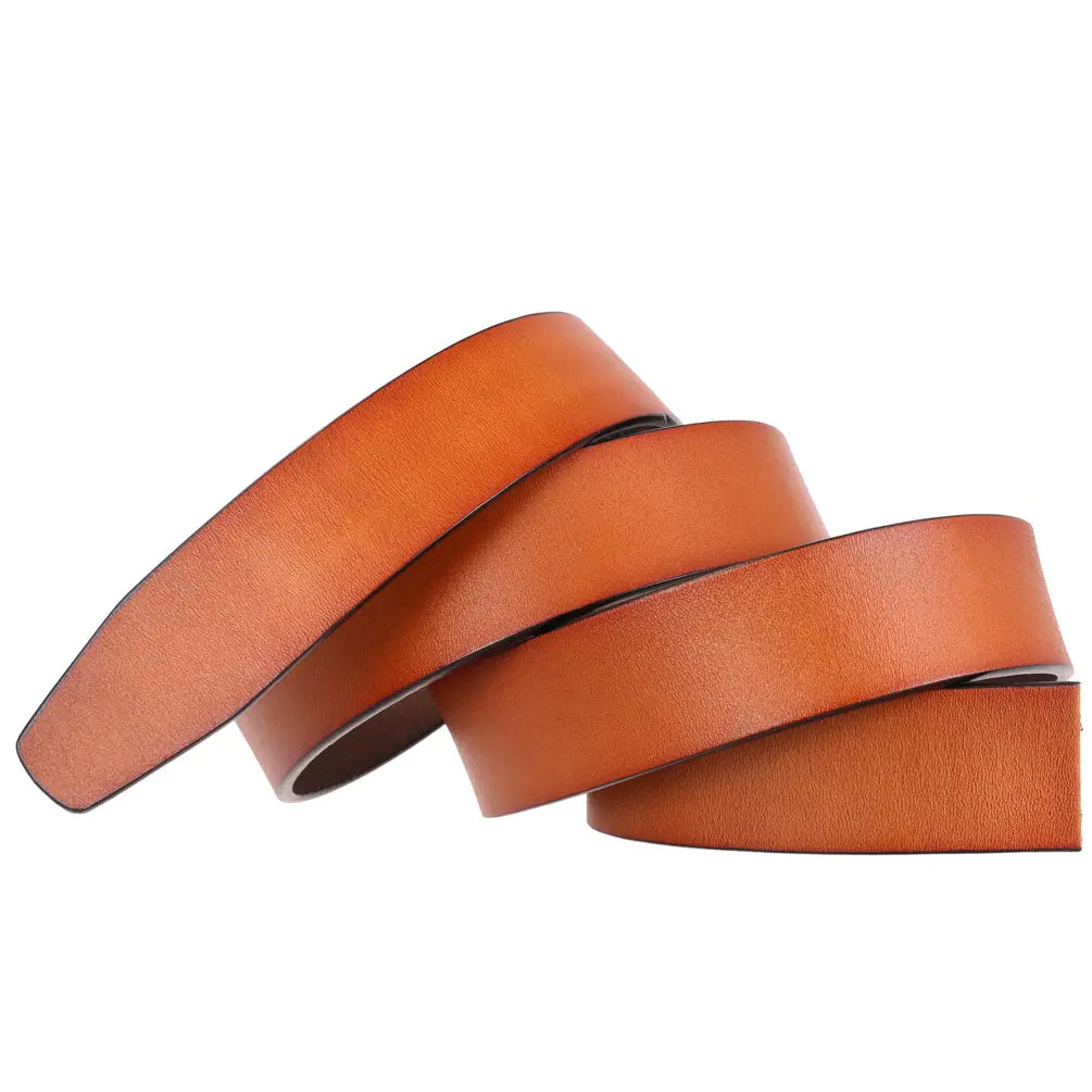 Sangle en cuir à cliquet sans trous 3,5 cm pour homme en cuir beige, avec une surface lisse légèrement texturée et des surpiqûres visibles le long des bords.