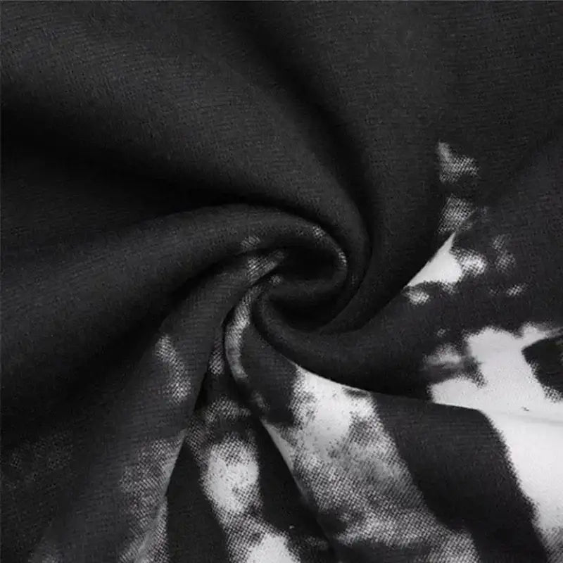 Ensemble sweat à capuche et jogging pour homme portant le numéro 23, en tissu tie-dye noir et blanc, avec une trame texturée souple.