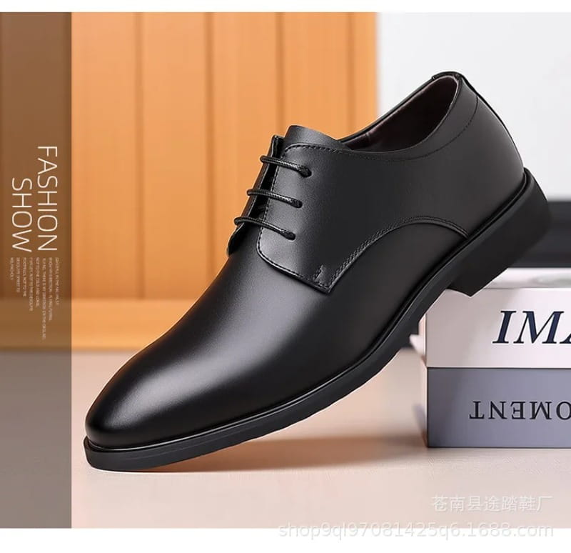 Schwarzer Oxford-Kleiderschuh für Herren mit schlanker, spitzer Vorderkappe und klassischem Schnürdesign