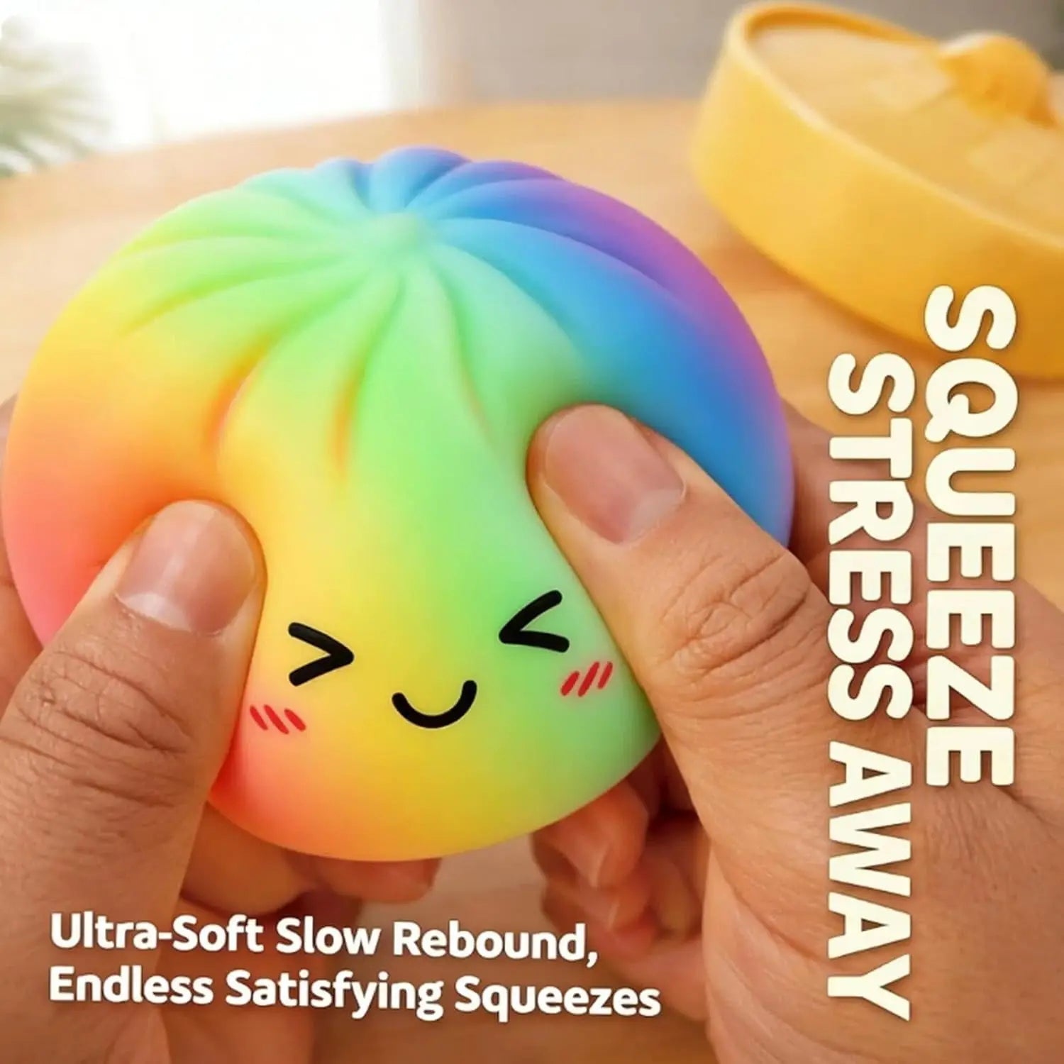 Frontansicht eines regenbogenfarbenen Knödel-Soft-Squish-Stressabbau-Spielzeugs mit einem niedlichen lachenden Gesicht-Design