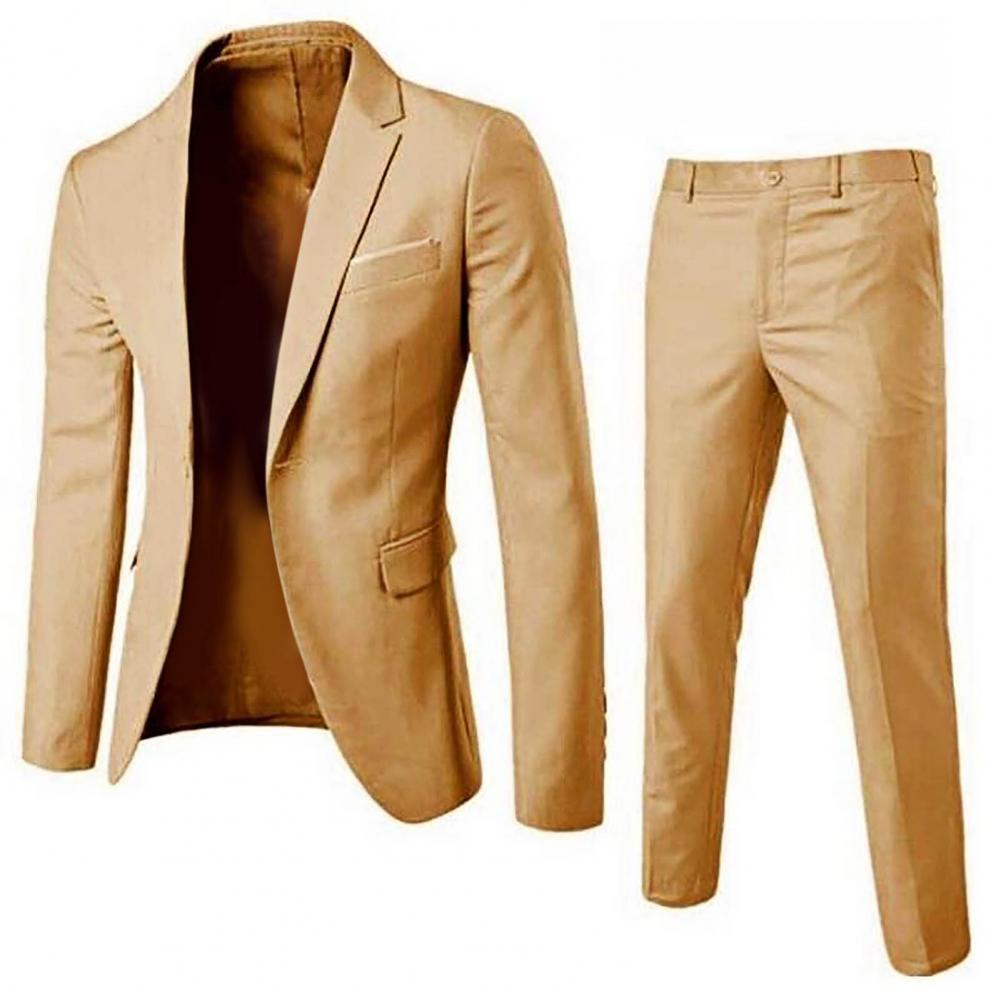 Traje de hombre color beige, de color sólido, corte slim fit, con chaqueta entallada de manga larga a juego y pantalones a juego, que muestra el largo perfecto de los pantalones para uso formal.