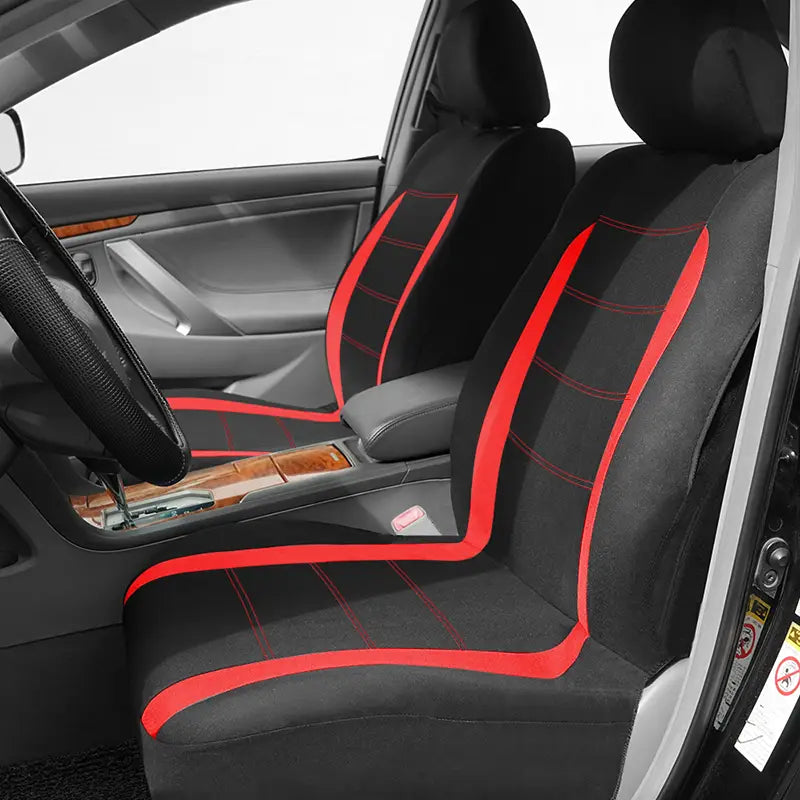 Juego completo de fundas universales para asiento de automóvil en negro y color canela, con material negro y acentos de costura roja intensa.