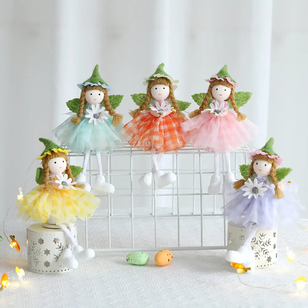 Fünf handgefertigte Oster-Feen- und Osterhasen-Anhänger mit bestickten Gesichtern, grünen spitzen Hüten, die mit rosa Bändern oder Blumen verziert sind, sowie zarten Pastell-Tüllröcken in Mint, orangefarbenem Karomuster, Pfirsich, Gelb und Lavendel.