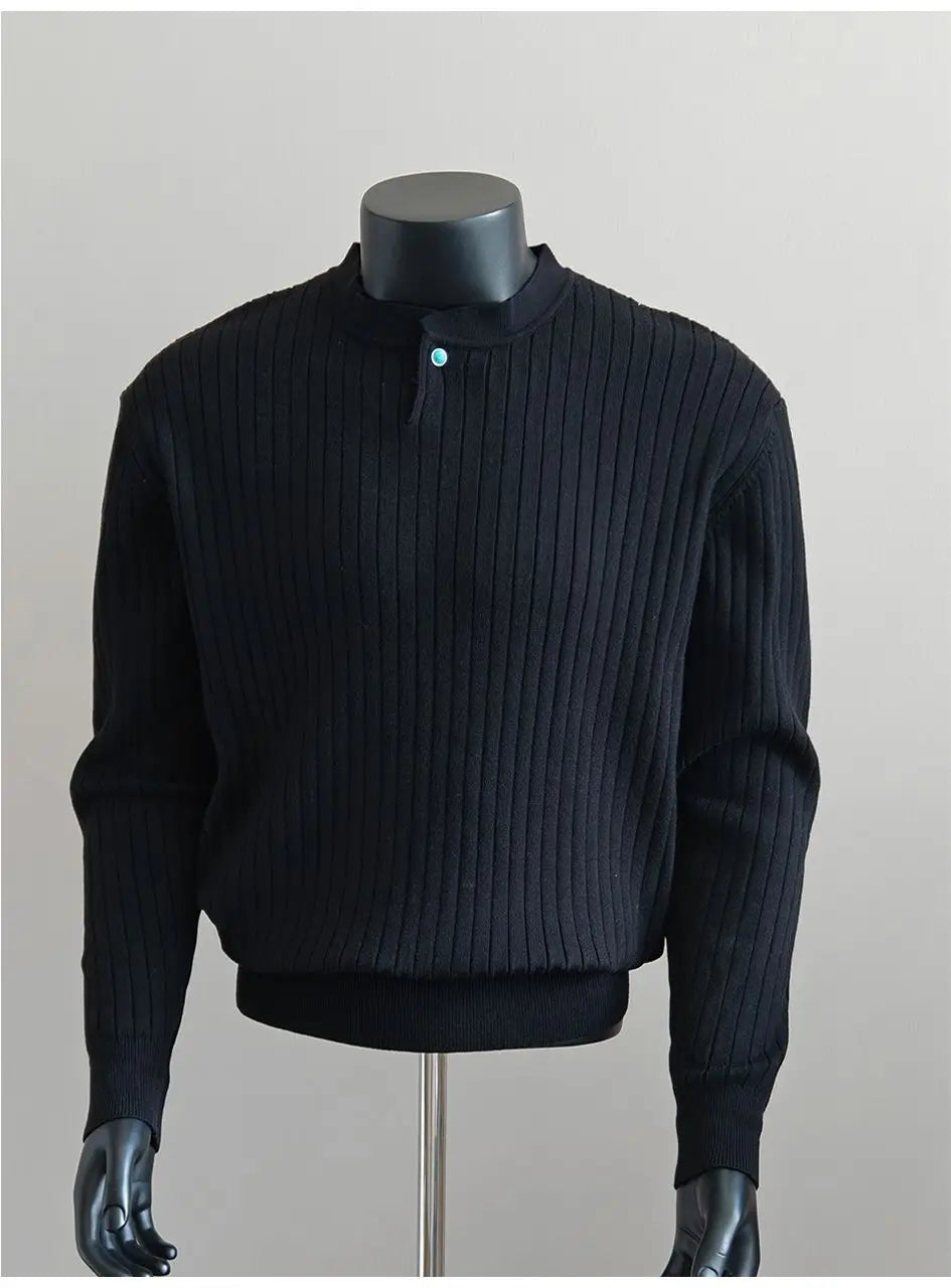 Herren-Rippstrickpullover in Schwarz mit Stehkragen und einem türkisfarbenen Knopf, geeignet für einen lässigen Look.